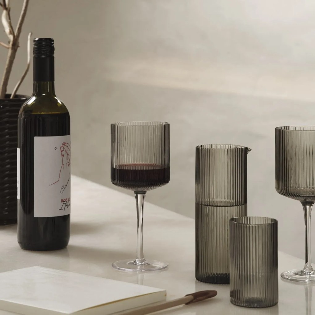 Ferm Living Pohár na červené víno Ripple Smoked Grey – set 2 ks