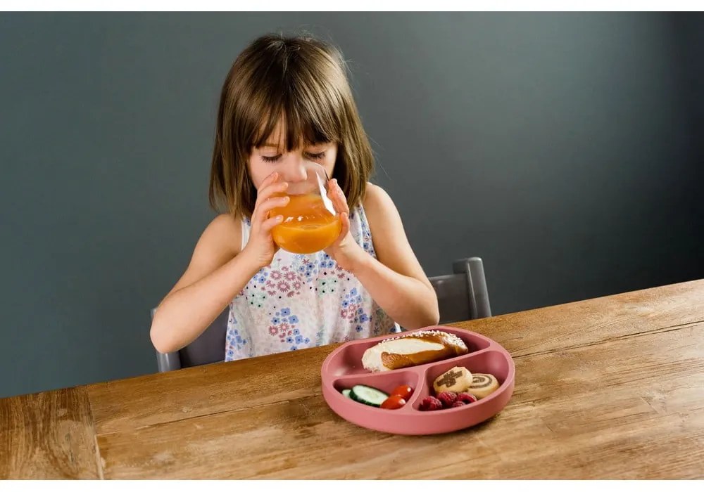 Silikónový detský tanier v tehlovej farbe 19x20,5 cm Dusky Pink – Kindsgut