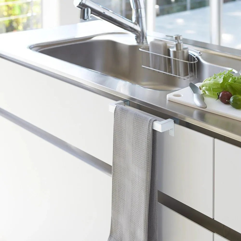 Biely závesný držiak na kuchynské utierky Tower – YAMAZAKI