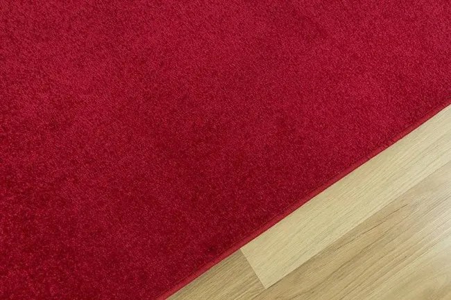 Metrážny koberec Dynasty 58 bordový