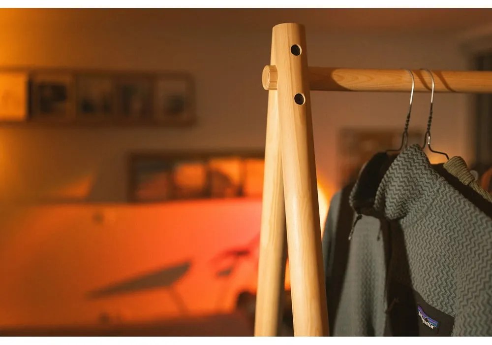 Stojan na oblečenie z borovicového dreva v prírodnej farbe Hongi - Karup Design