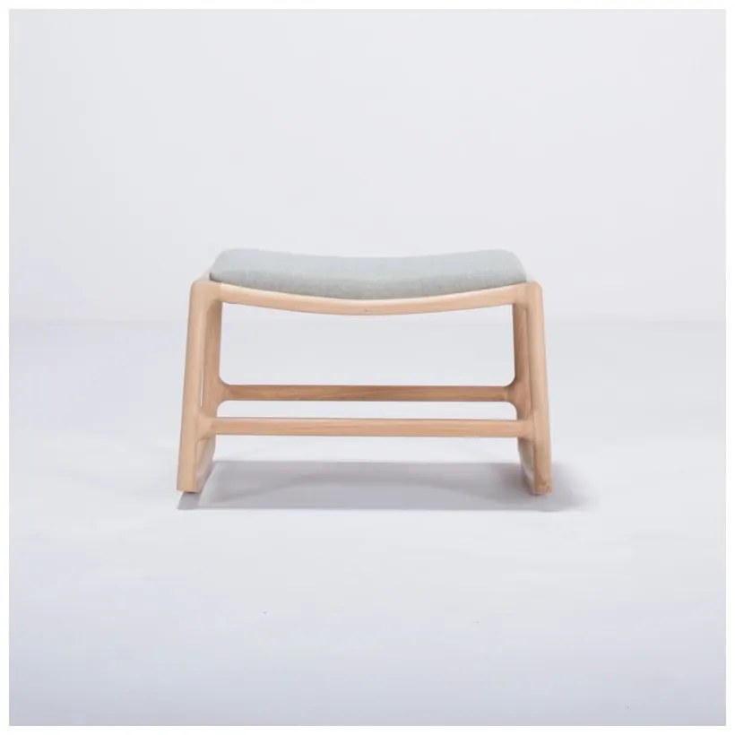 Podnožka s konštrukciou z dubového dreva s modrosivým textilným sedadlom Gazzda Dedo