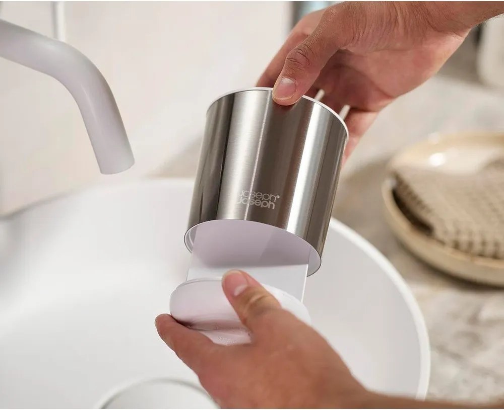 Téglik na zubné kefky z nehrdzavejúcej ocele v striebornej farbe Duo Steel – Joseph Joseph