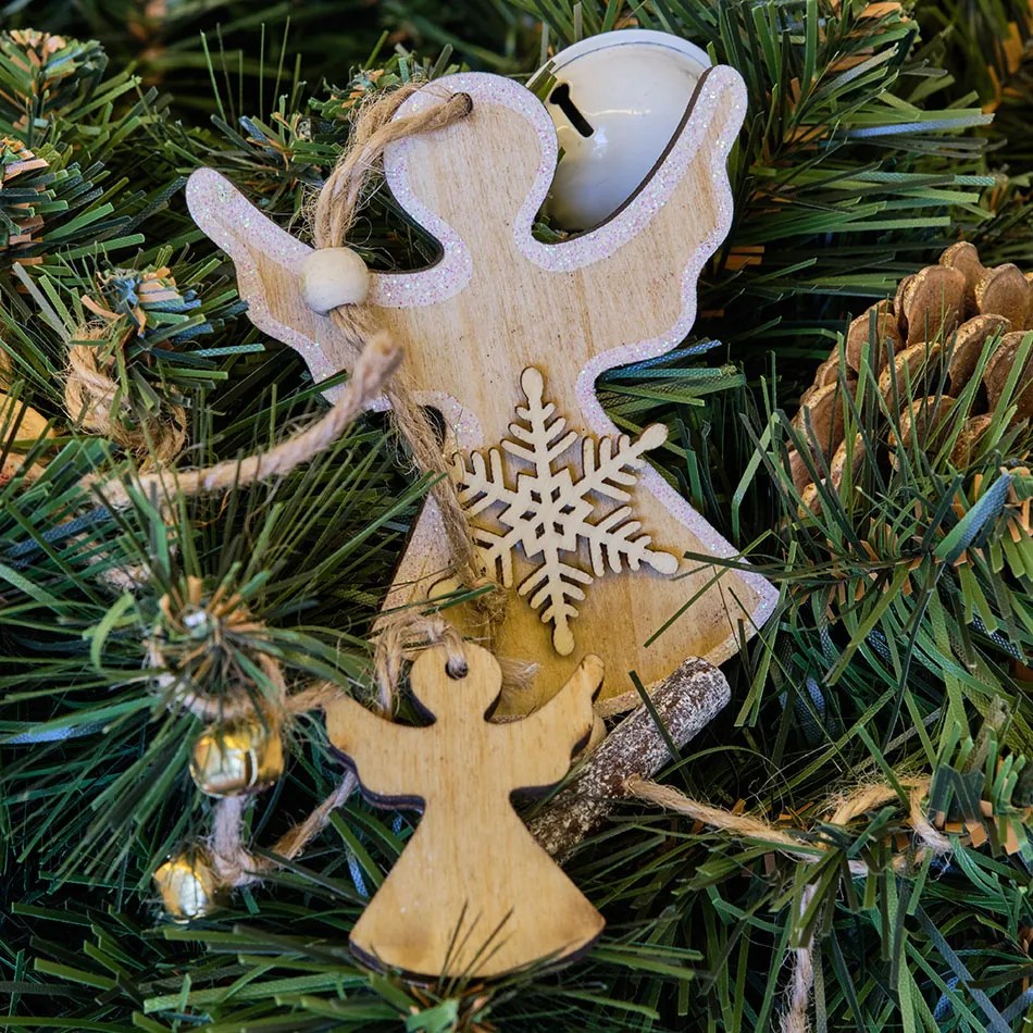 DECOLED Závesná drevená dekorácia, traja anjeli, 43 cm