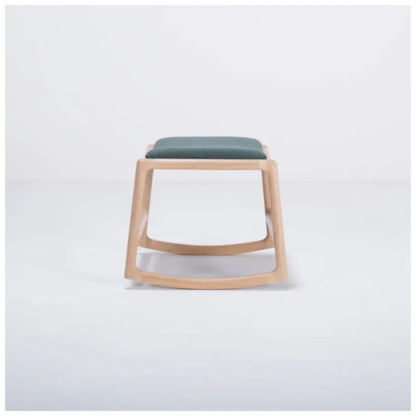 Podnožka s konštrukciou z dubového dreva so zeleným textilným sedadlom Gazzda Dedo