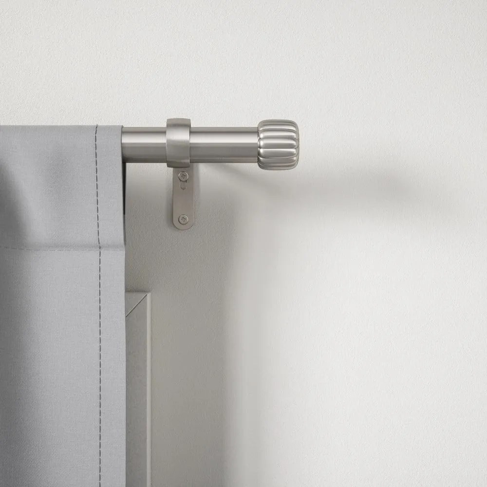 Oceľová roztiahnuteľná garniža v striebornej farbe 168 - 305 cm Cleo – Umbra