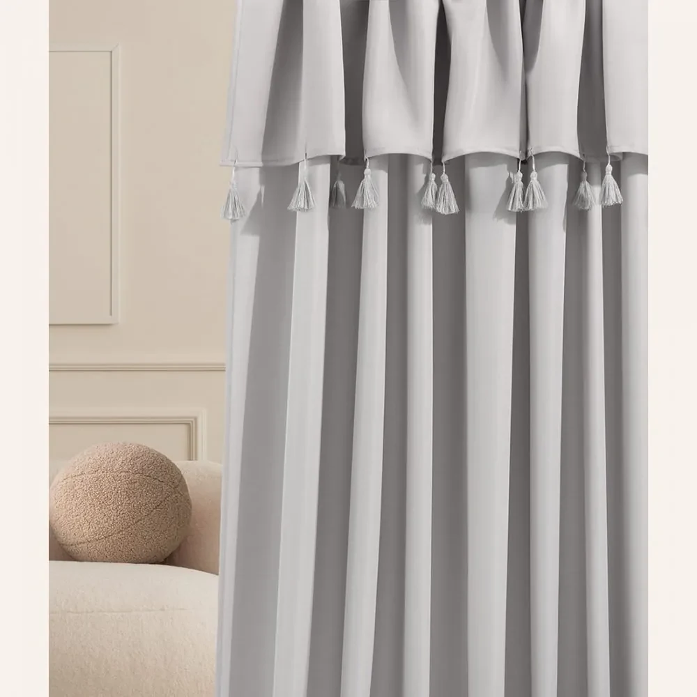 Sivý záves Astoria so strapcami na strieborné priechodky 140 x 280 cm
