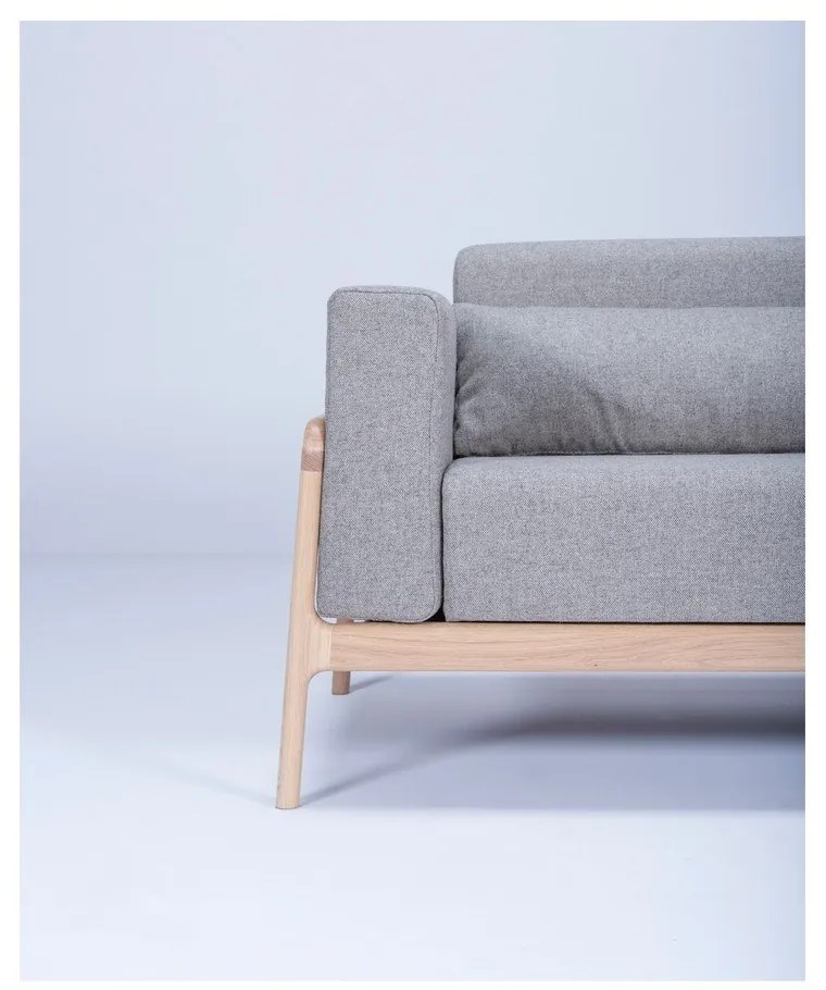 Sivá pohovka s konštrukciou z masívneho dubového dreva Gazzda Fawn Plus, 240 cm