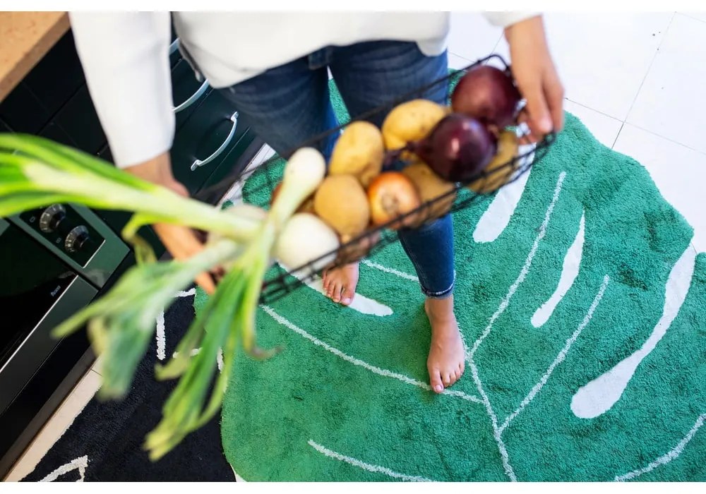 Tmavozelený prateľný ručne tkaný bavlnený detský koberec 120x180 cm Monstera Leaf – Lorena Canals