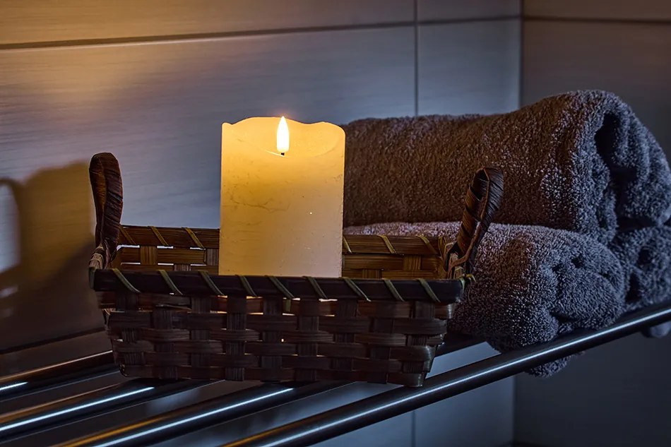 DECOLED Sada 3 LED sviečok, mandľová, 8 cm, s diaľkovým ovládaním