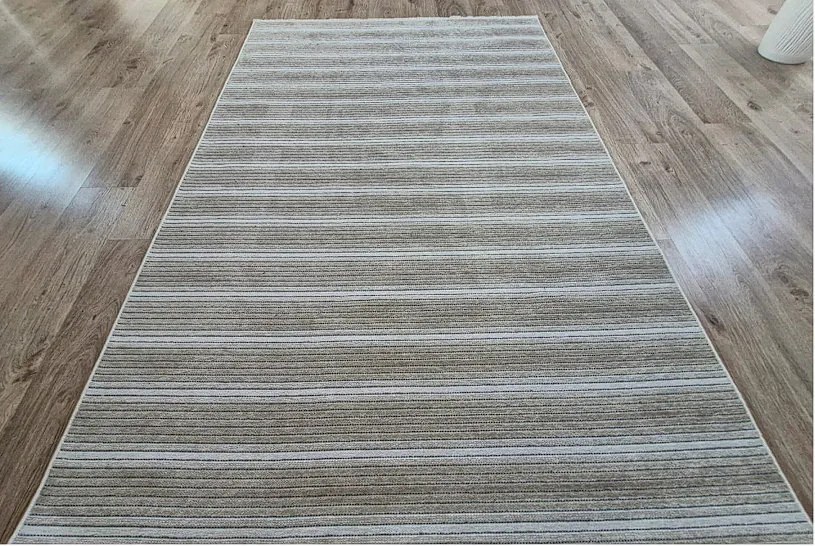 Pruhovaný koberec Saloon CREAM – béžový, nízky vlas, polyester Rozmer: 150x230 cm