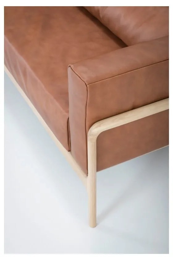 Koňakovohnedá pohovka z byvolej kože s konštrukciou z dubového dreva Gazzda Fawn, 240 cm