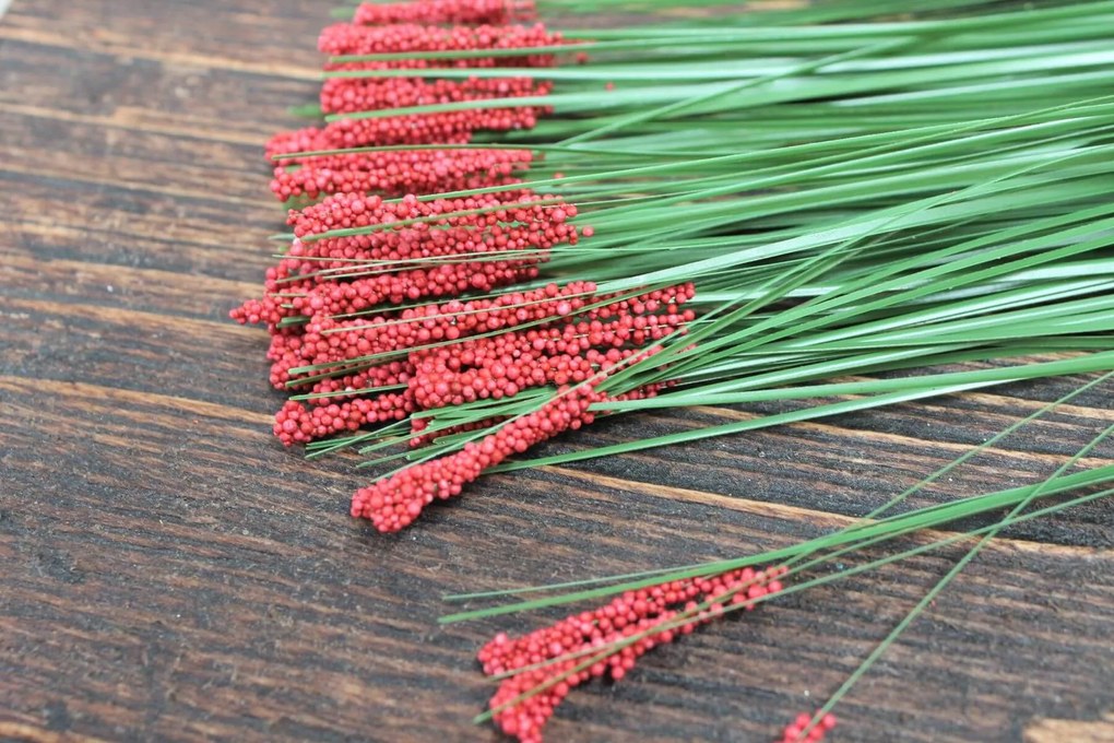 Umelá tráva s červenými guličkami 7ks 65cm