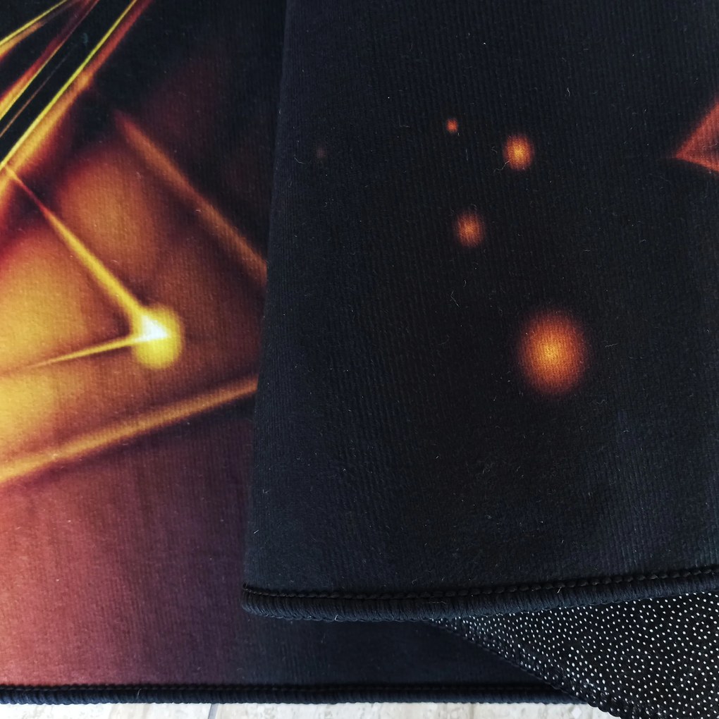 DY Čierno-zlatý koberec s geometrickým vzorom Black N 14 Rozmer: 160x220 cm