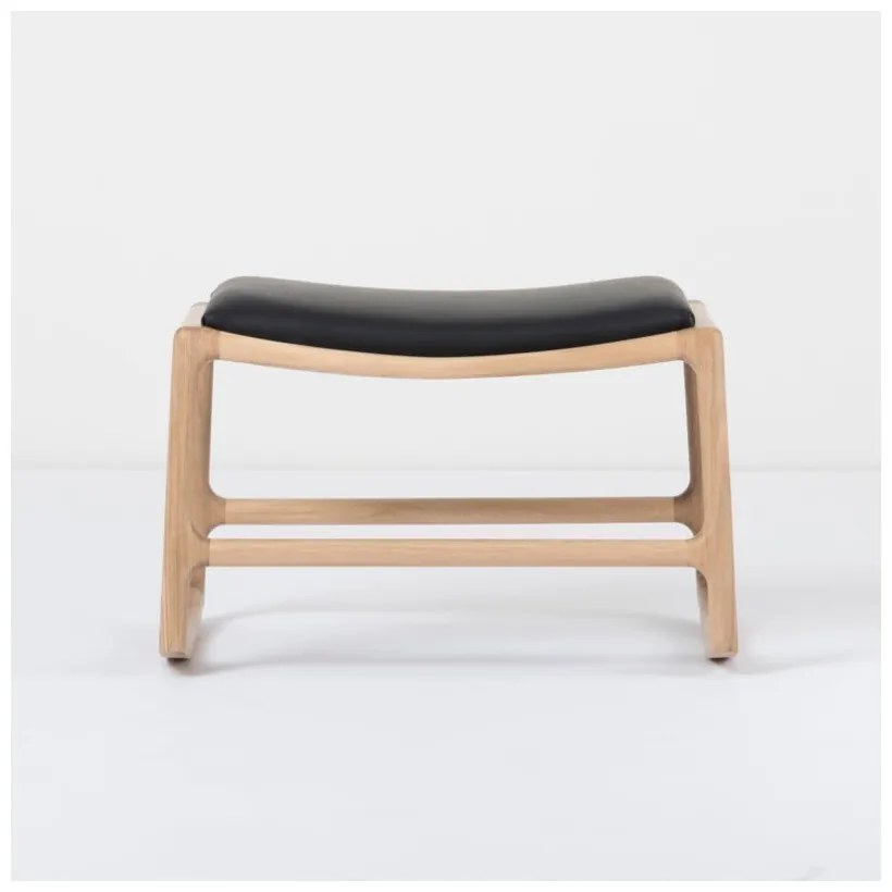 Podnožka s konštrukciou z masívneho dubového dreva s čiernym koženým detailom Gazzda Dedo