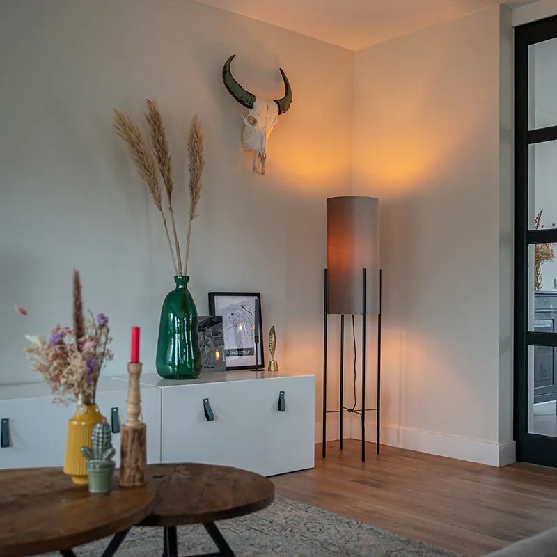 Moderná stojaca lampa čierna s plyšovým sivým tienidlom - Rich