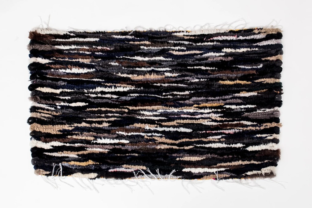 Koberec z ovčej vlny tmavý