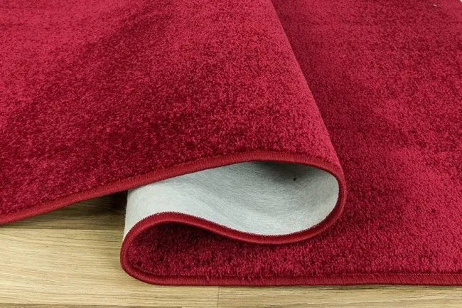 Metrážny koberec Dynasty 58 bordový