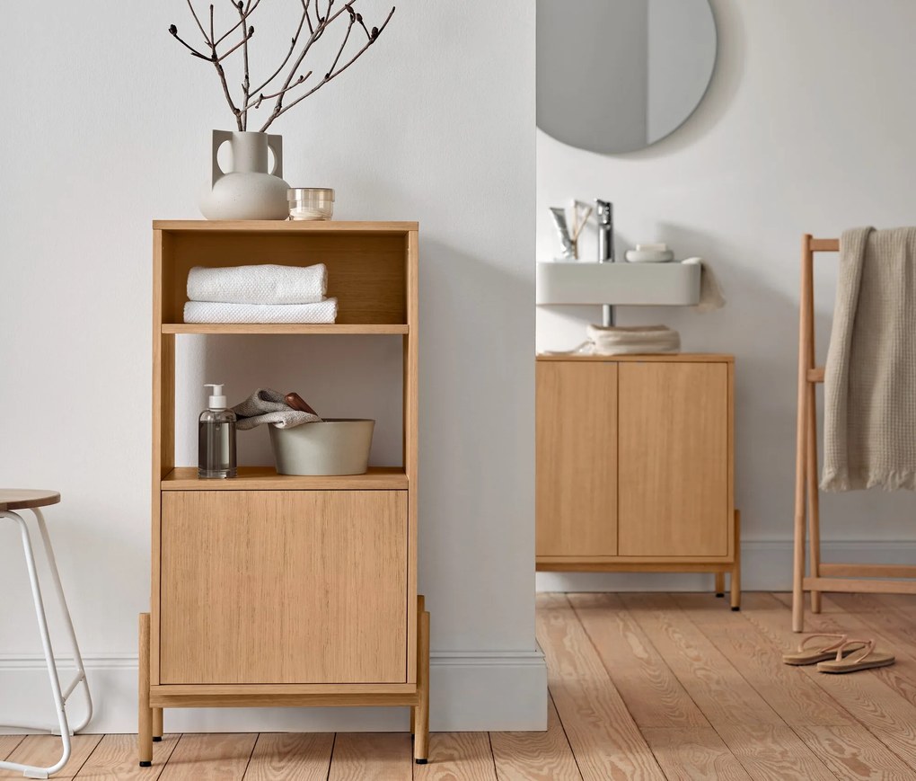 Kúpeľňová skrinka s drevenou dyhou