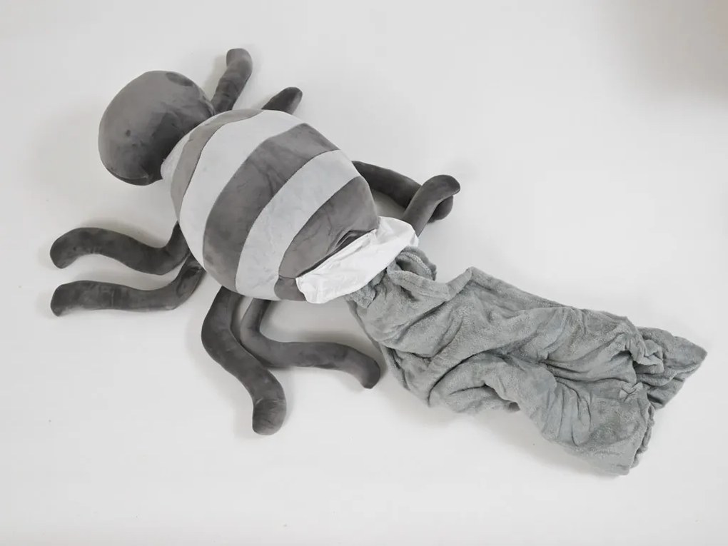 Plyšový PAVÚK s detskou dekou vo vnútri, sivý