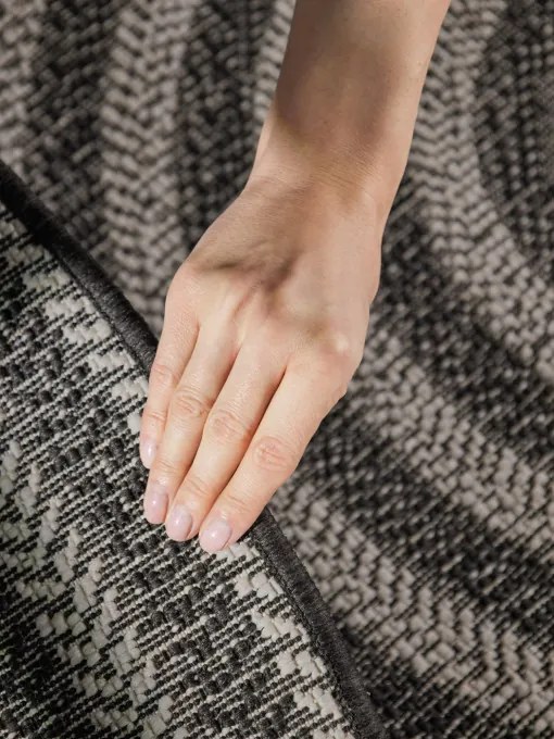 Koberec Ted Baker Haringey Woodfield čierny / biely ovál