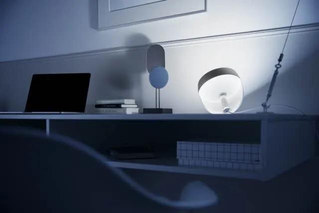 PHILIPS HUE Stolná múdra LED lampa HUE IRIS s funkciou RGB, 8,1 W, teplá biela-studená biela, strieborná