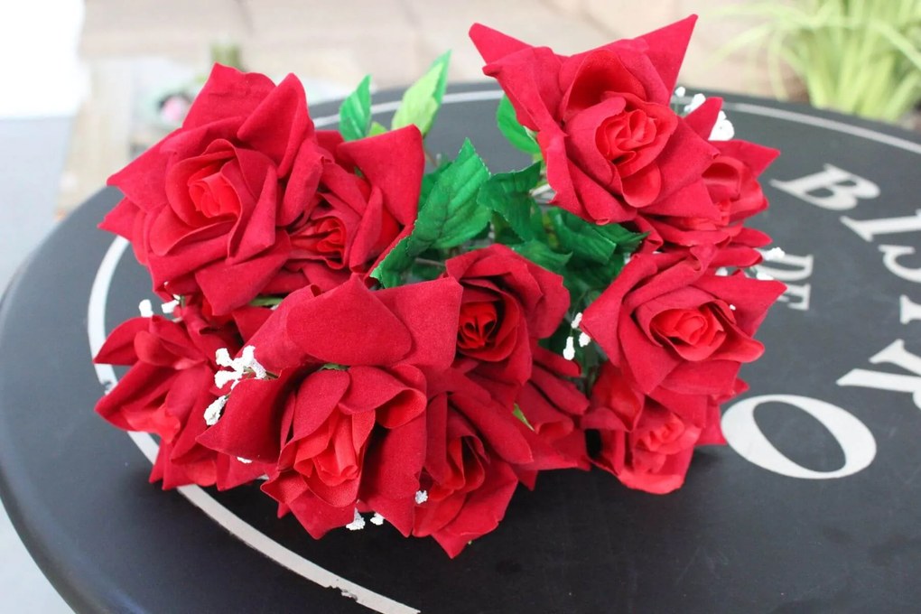 Červená umelá kytica zo 14 ruží 45cm