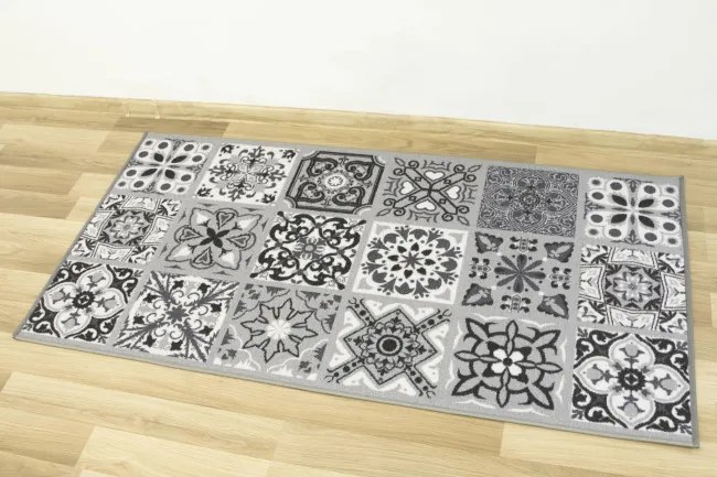 Protišmykový koberec / behúň Patchwork sivý