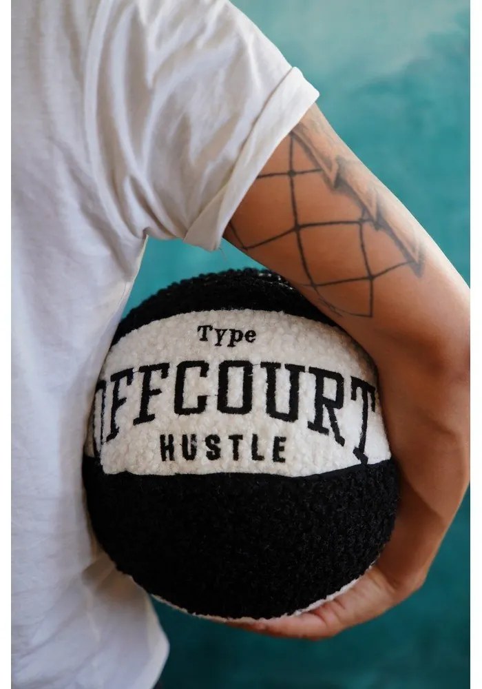 Dekoračný vankúš z materiálu buklé ø 25 cm Basketball – Mioli Decor