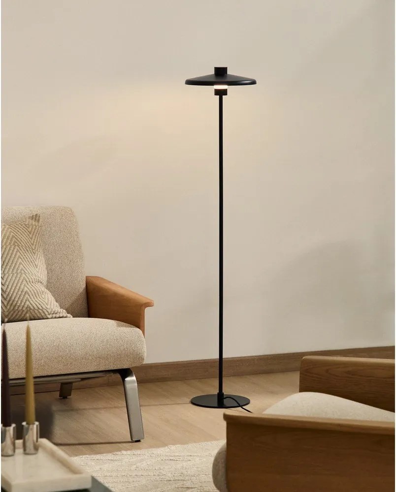 Čierna stojacia lampa s kovovým tienidlom (výška 130 cm) Nuvira – Kave Home