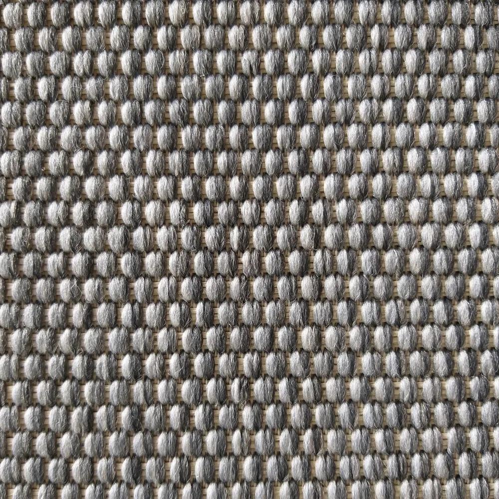 Jednoduchý a elegantný sivý hladký koberec pre všetranné využitie
