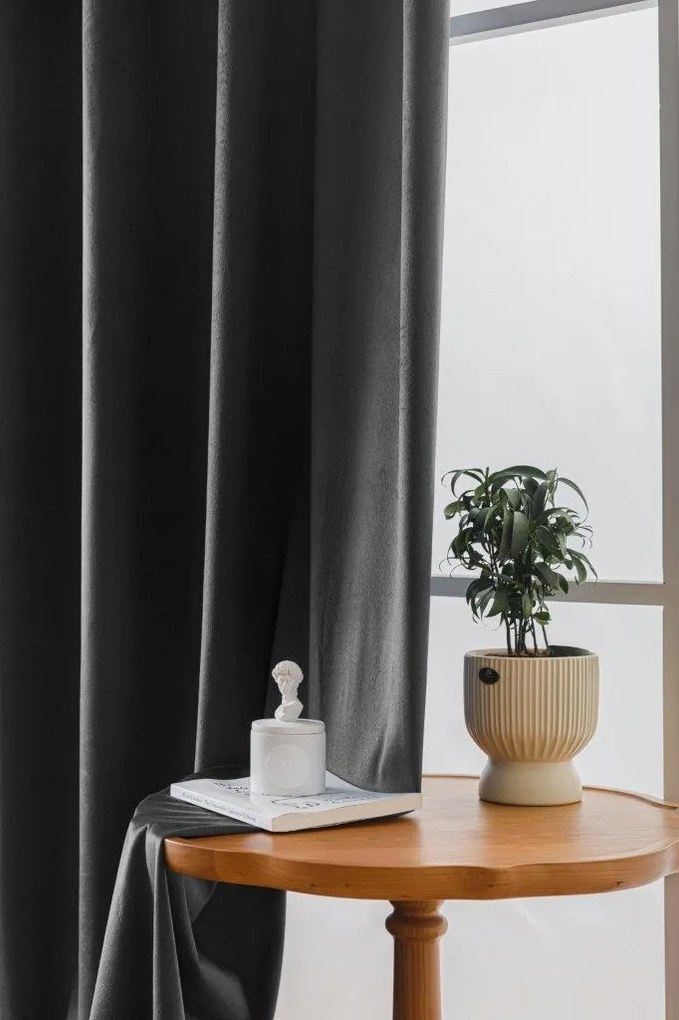 Tmavosivý zatemňovací záves VELVET 140x250 cm Zavesenie: Kovové krúžky