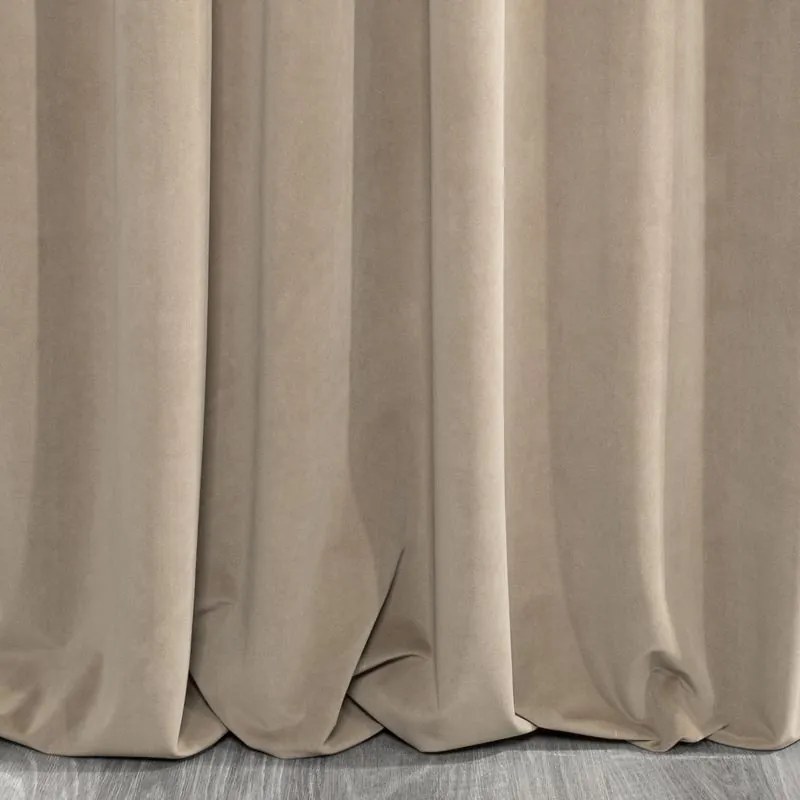 Eurofirany Svetlohnedý záves na krúžkoch ADELLE so zamatovou štruktúrou 140x250 cm