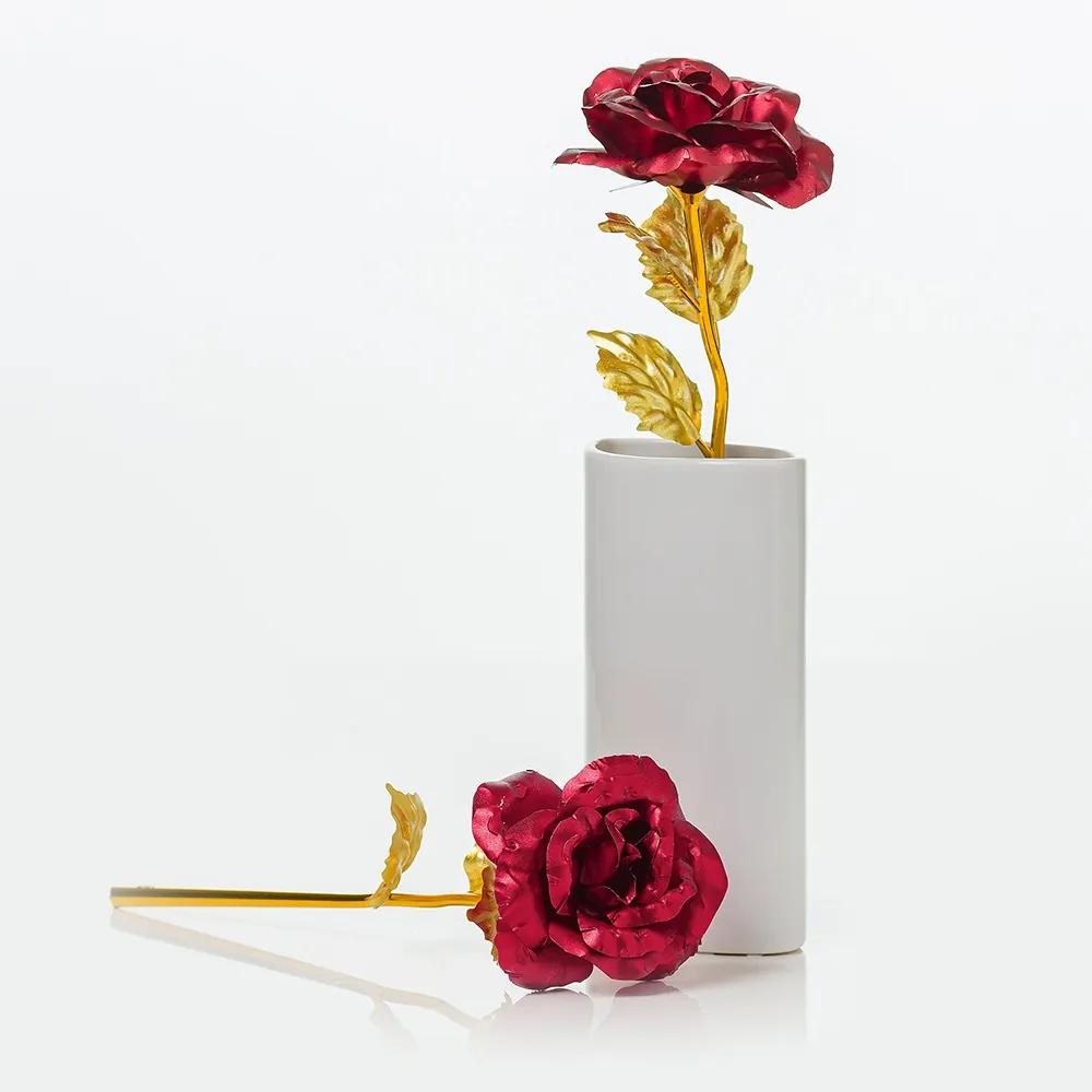 Dekoračná darčeková ruža AMY ako imitácia "zlatej ruže" v červenej farbe.