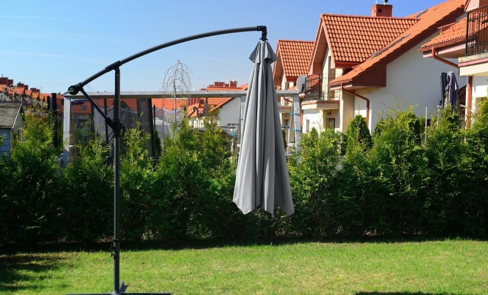 Veľký záhradný slnečník so stojanom šedej farby