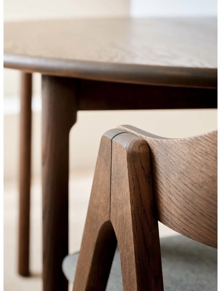 Hnedý okrúhly rozkladací jedálenský stôl z dubového dreva ø 120 cm Noor – Hammel Furniture