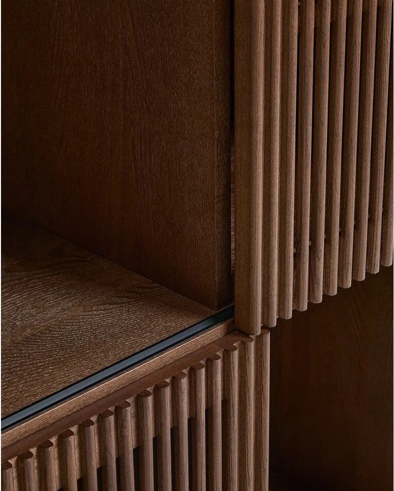 Tmavohnedá knižnica v dekore orecha s posuvnými dverami 84,5x170x42,5 cm Beyla – Kave Home