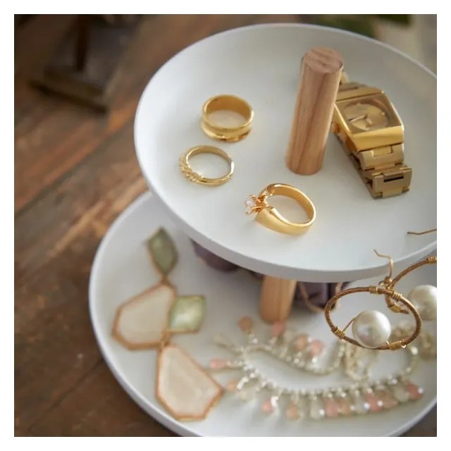 Biely stojan s 2 úložnými miskami a detailom z bukového dreva YAMAZAKI Tosca