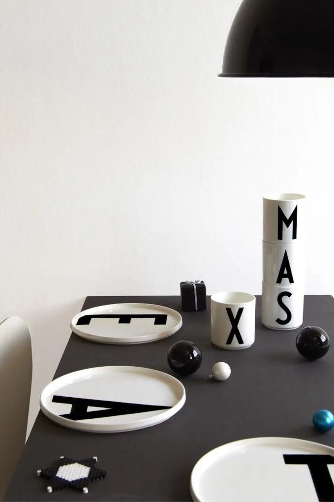 DESIGN LETTERS Porcelánový tanier Letters T