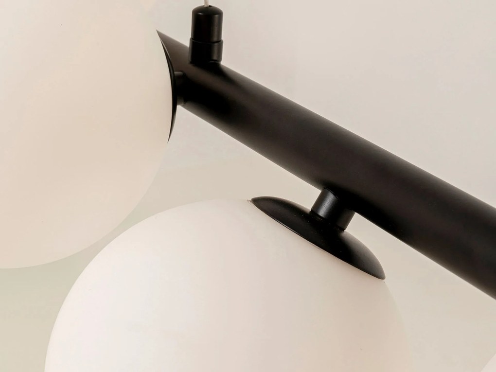 Scala Balls visiaca lampa mliečna čierna 150 cm