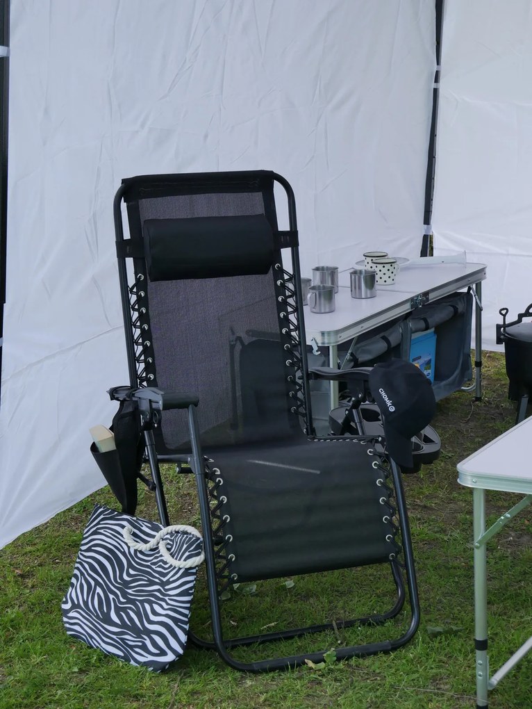 GARDEN LINE Záhradné skladacie ležadlo s podložkou, vreckom a opierkou hlavy LEZ5934 čierne