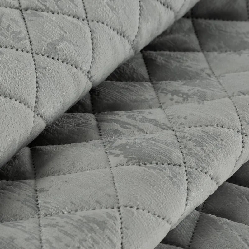 Dekorstudio Zamatový prehoz na posteľ BLINK 3 v striebornej farbe Rozmer prehozu (šírka x dĺžka): 170x210cm
