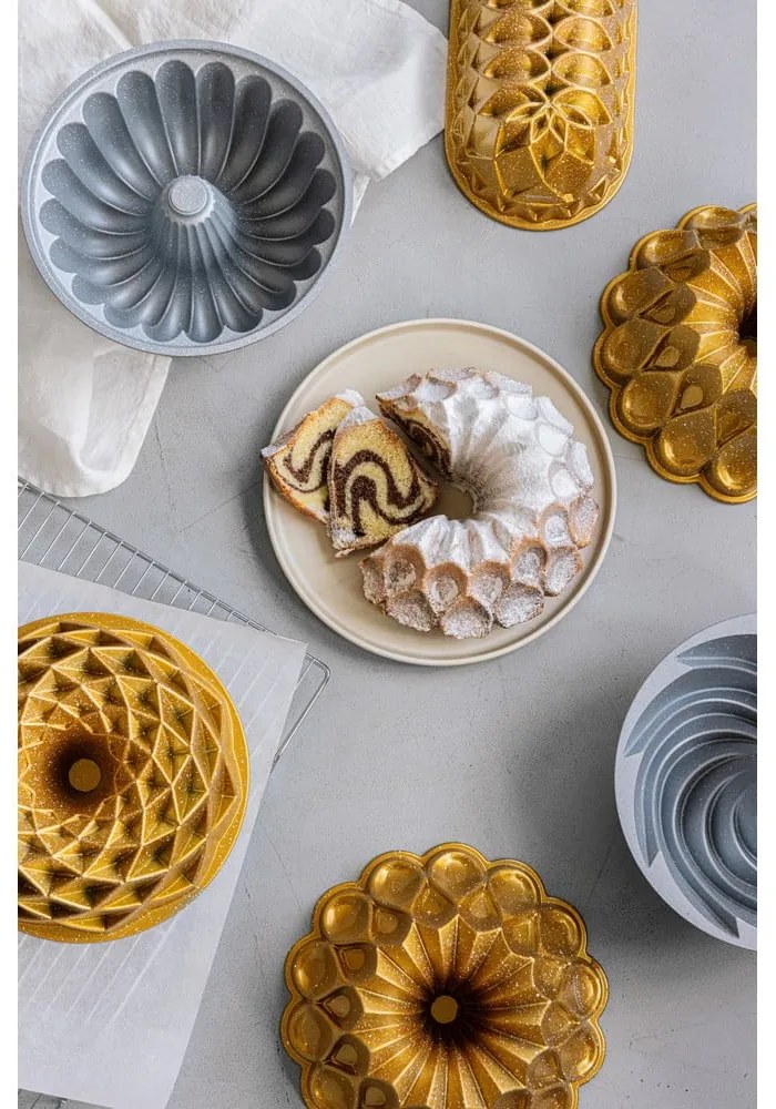 Forma na pečenie z liateho hliníka v zlatej farbe Bonami Selection Lotus