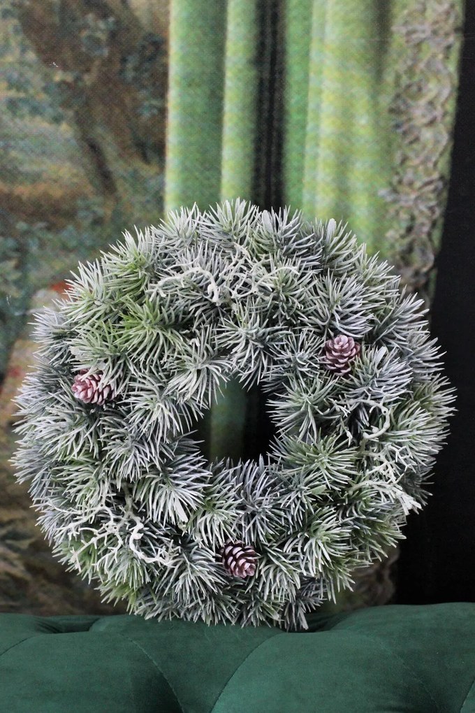 Zelený zasnežený čečinový veniec so šiškami 30cm
