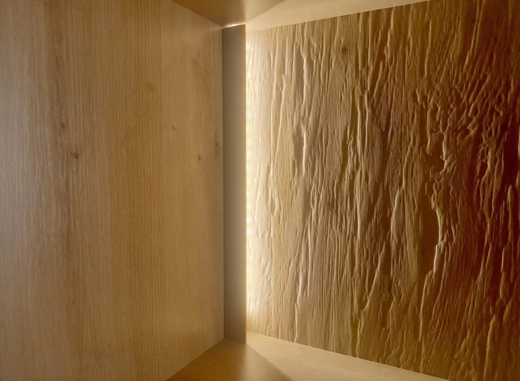 Široká vitrína Bolus, dub artisan, s osvetlením