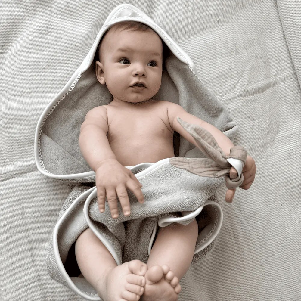 Novorodenecká osuška s kapucňou svetlo šedá 80x80cm