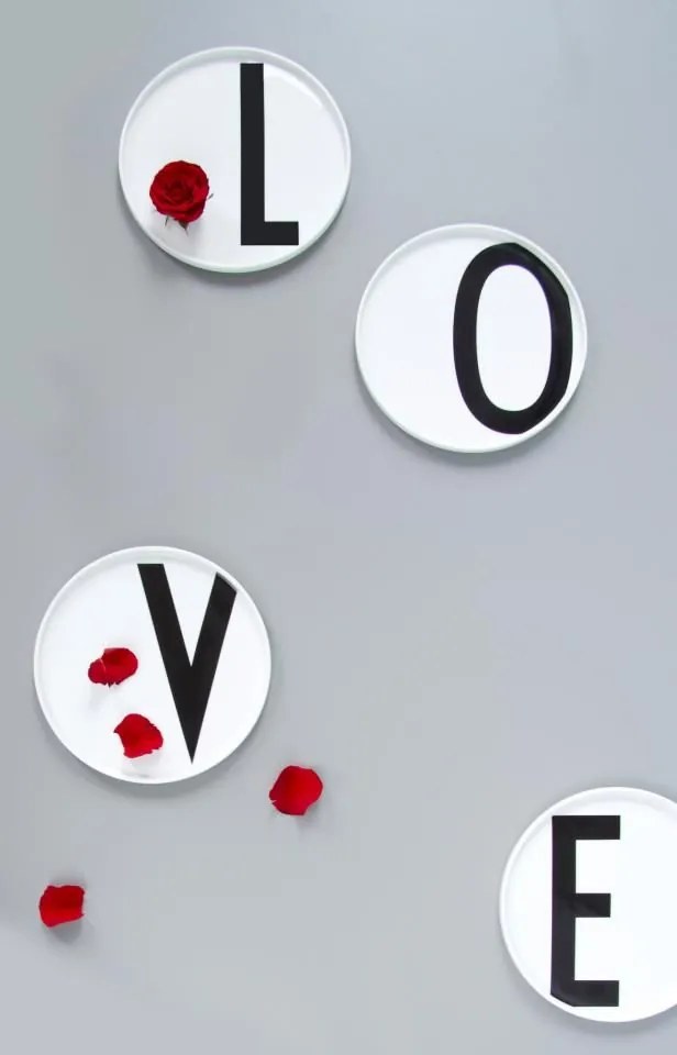 DESIGN LETTERS Porcelánový tanier Letters 20 cm W