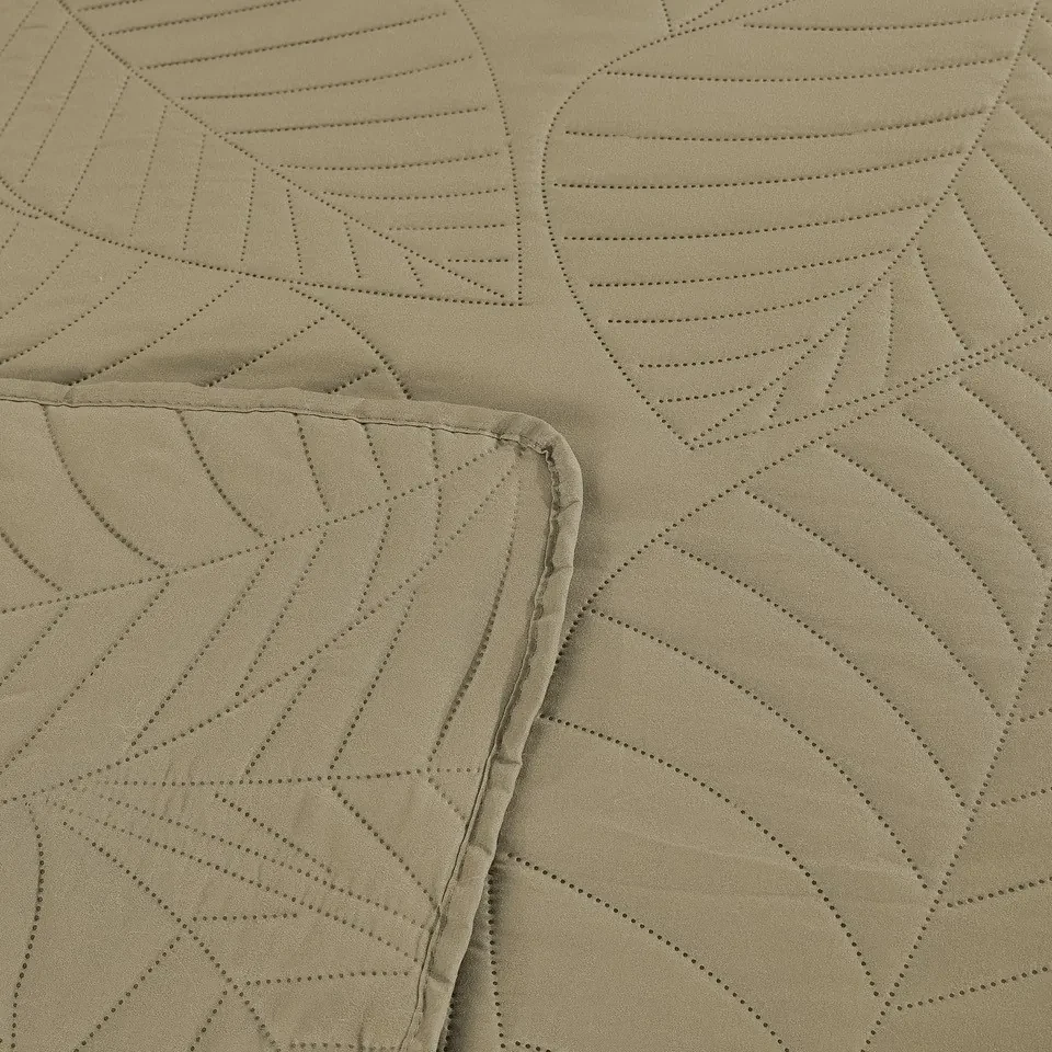 Béžový prehoz na posteľ so vzorom LEAVES Rozmer: 200 x 220 cm
