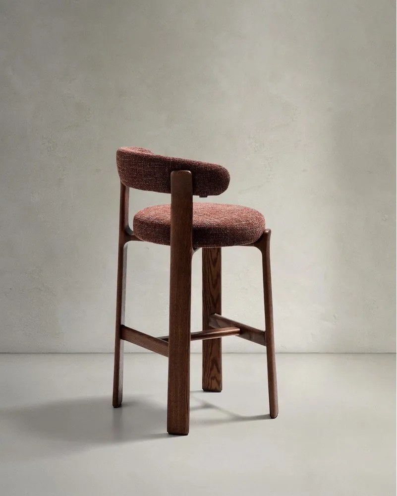 Hnedá/v tmavo prírodnej farbe barová stolička z jaseňového dreva (výška sedadla 75 cm) Granite – Kave Home