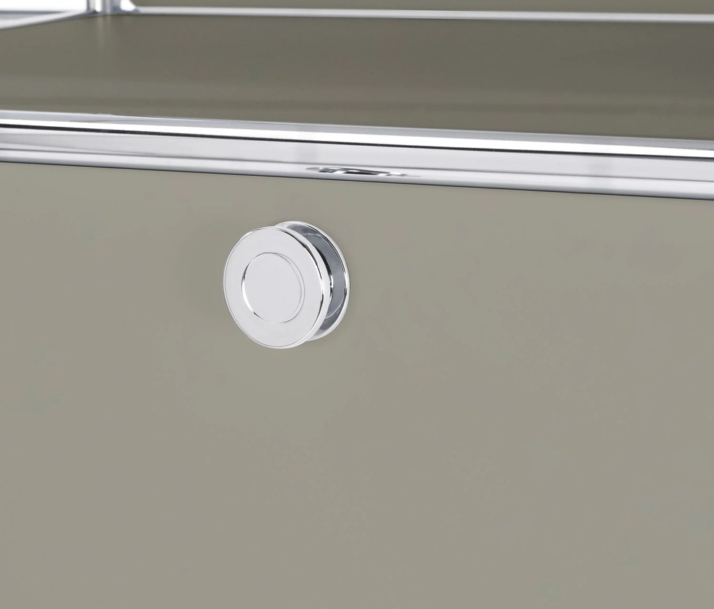 Kovová vešiaková stena »CN3« s 2 výklopnými priečinkami a 2 zásuvkami, svetlosivá